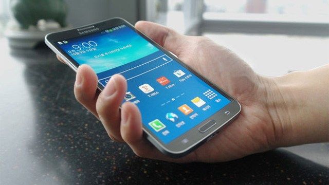 Samsung představuje svůj zakřivený telefon: Galaxy Round Samsung je před konkurencí a uvádí na trh svůj nový smartphone s flexibilní technologií zakřivené obrazovky. Po mnoha spekulacích to společnost Samsung oznámila před několika hodinami… 13 Samsung představuje svůj zakřivený telefon: Galaxy Round Samsung je před konkurencí a uvádí na trh svůj nový smartphone s flexibilní technologií zakřivené obrazovky. Po mnoha spekulacích to společnost Samsung oznámila před několika hodinami…