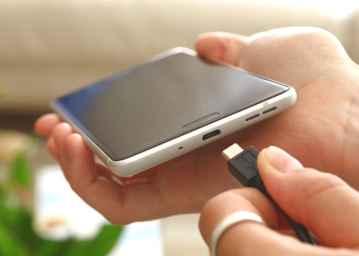 Samsung také uvažuje o prodeji svých telefonů bez nabíječky Samsung take uvazuje o prodeji svych telefonu bez nabijecky