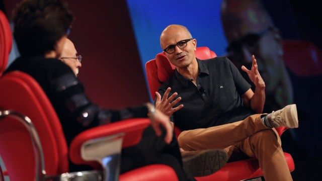 Satya Nadella potvrdila, že nebude prodávat Xbox, a představuje nový překladač Skype. Současný generální ředitel společnosti Microsoft, Satya Nadella, byl úvodním hostem konference Code Conference, události na zpravodajském portálu Re / Code. pověsti, ne ... 5 Satya Nadella potvrdila, že nebude prodávat Xbox, a představuje nový překladač Skype. Současný generální ředitel společnosti Microsoft, Satya Nadella, byl úvodním hostem konference Code Conference, události na zpravodajském portálu Re / Code. pověsti, ne ...
