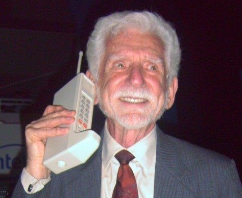 Obrázek - První mobilní telefon editorů El Grupo Informático