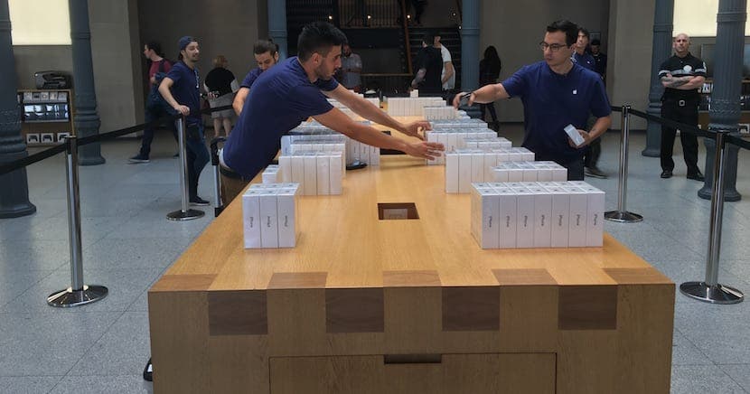 Skupina zlodějů ukradla iPhony v Apple Store v hodnotě 12 000 eur