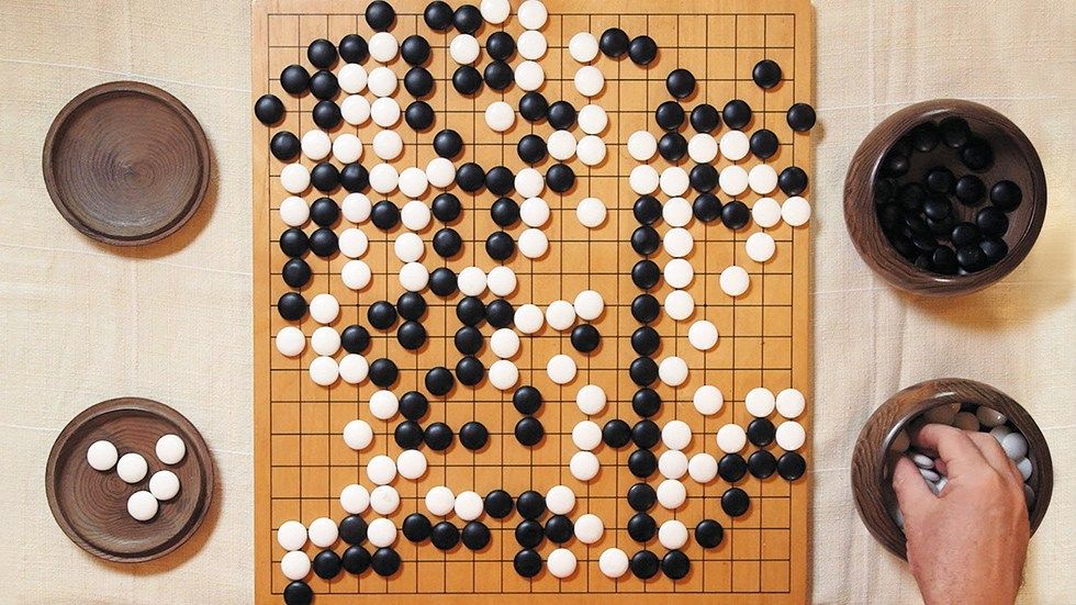 Sledujte hry mezi mistrem světa Go a počítačem Google. Konečně začíná nová kapitola konfliktu mezi člověkem a robotem. Umělá inteligence (AI) AlphaGo vytvořená společností Google DeepMind šokovala svět, když se jí na začátku roku podařilo porazit evropského šampiona…