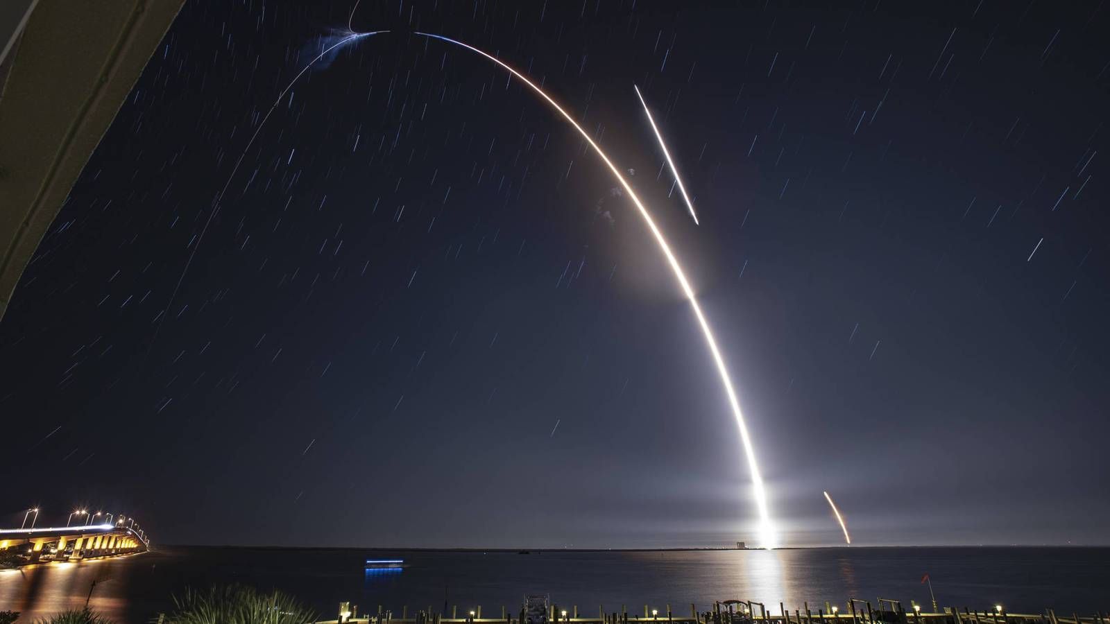 SpaceX umístí dalších 58 satelitů, aby vytvořila globální vysokorychlostní internetovou síť. V současné době je s nimi na oběžné dráze více než 600 satelitů SpaceX.