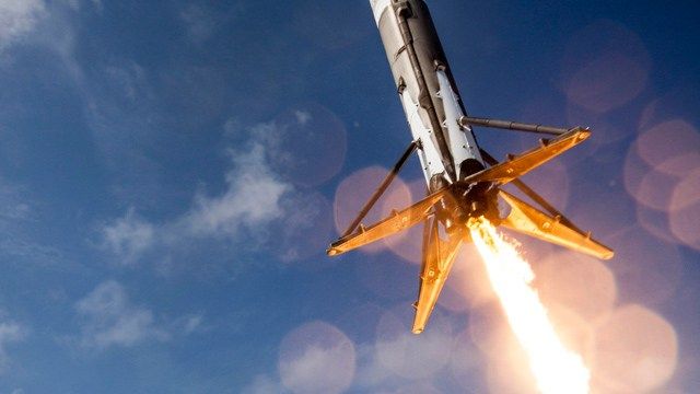SpaceX znovu zkusí řízené přistání vesmírné rakety. Tentokrát však odloží použití námořní platformy. Poté, co litoval, že to nebyla první vesmírná společnost, která znovu použila a ovládla raketu ...