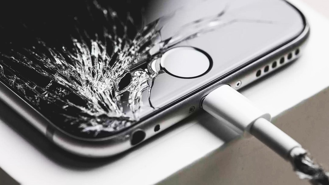 Společnost Apple v současné době vede řadu soudních sporů o snížení výkonu iPhonů. Po kontroverzi pomalých telefonů iPhone několik zákazníků podalo žaloby na ty Cupertino. 5 Společnost Apple v současné době vede řadu soudních sporů o snížení výkonu iPhonů. Po kontroverzi pomalých telefonů iPhone několik zákazníků podalo žaloby na ty Cupertino.