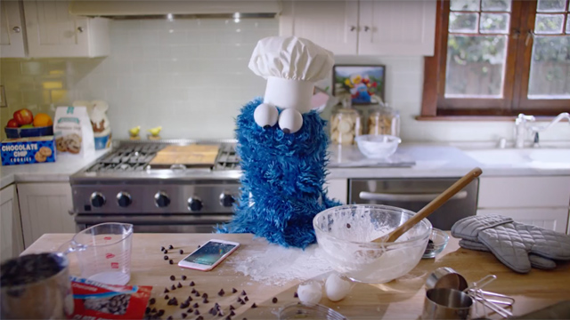 Společnost Cookie Monster a Siri hrají v nové reklamě společnosti Apple Postava Furry má iPhone 6S. Lucas Comegalletas, známý po celém světě jako Cookie Monster, je v hlavní roli v nové televizní reklamě společnosti Apple pro iPhone 6S.