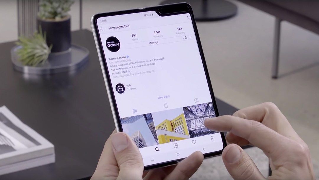 Společnost Samsung zaujala k novému Galaxy Fold důvěrnější přístup. Společnost vydala tiché čtyřminutové video, kde můžeme lépe porozumět výhodám telefonu. 5 Společnost Samsung zaujala k novému Galaxy Fold důvěrnější přístup. Společnost vydala tiché čtyřminutové video, kde můžeme lépe porozumět výhodám telefonu.