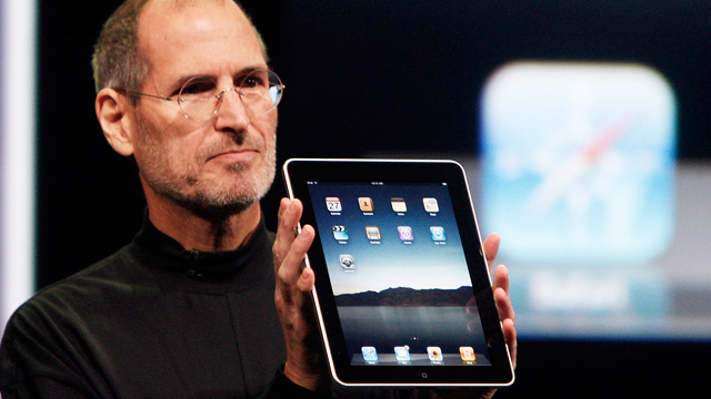 Steve Jobs představil první iPad tímto způsobem 27. ledna 2010 a stanovil datum jedné z nejočekávanějších úvodních poznámek společnosti Apple, když Steve Jobs debutoval v Moscone Center.