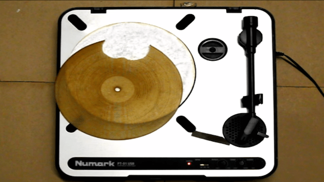 Takto proměníte omeletu na vinylovou desku. Hledáte něco chutnějšího než poslech vinylu? Pamatujete si virální video - možná špatné - kde omeleta umístěná na gramofonu dělá „El Jarabe…“?