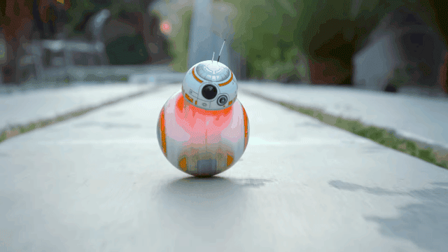 Tato BB-8 je hračka, která poblázní všechny fanoušky Hvězdných válek Připravte si peněženky, protože konečná hračka Hvězdných válek je tady.  Pamatujete si, když před několika měsíci bylo oznámeno, že rozkošný BB-8 bude mít svou vlastní interaktivní figurku?  Dobrý…