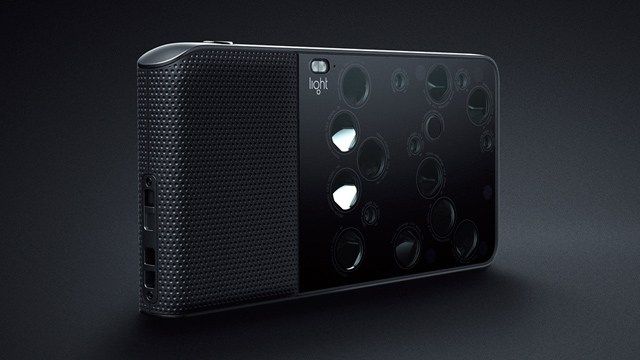 Tato kapesní kamera se nepodobá žádnému jinému. Nový Light L16 dokáže díky 16 objektivům zachytit snímky až do 52 megapixelů. L16 je kapesní kamera vyvinutá kalifornským startupem s názvem Light.