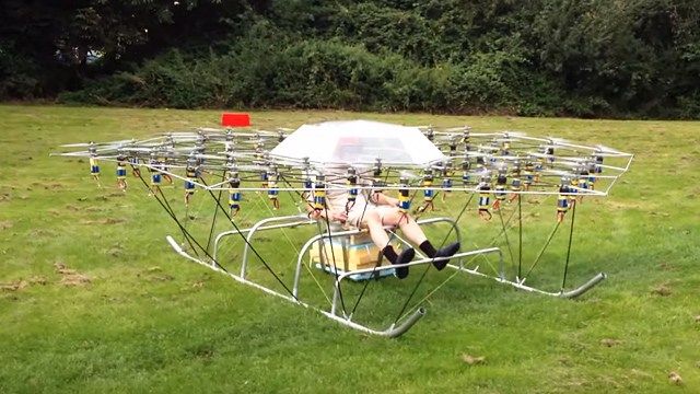 Tento dron je tak velký, že dokáže létat i jeho majitel. Proč se spokojit s obyčejnými drony, když si můžete vytvořit takový, se kterým můžete létat sami? Udělal to Brit a jednoho už vidíme ... 1 Tento dron je tak velký, že dokáže létat i jeho majitel. Proč se spokojit s obyčejnými drony, když si můžete vytvořit takový, se kterým můžete létat sami? Udělal to Brit a jednoho už vidíme ...