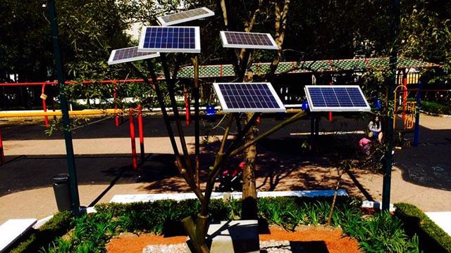 Tento „sluneční strom“ by mohl osvětlit parky Mexico City. Dvacet dalších stromů bude instalováno v delegaci Miguela Hidalga a později ve zbytku federálního okruhu. Go Green México je společnost, kterou nedávno založili inženýři a architekti ... 29 Tento „sluneční strom“ by mohl osvětlit parky Mexico City. Dvacet dalších stromů bude instalováno v delegaci Miguela Hidalga a později ve zbytku federálního okruhu. Go Green México je společnost, kterou nedávno založili inženýři a architekti ...