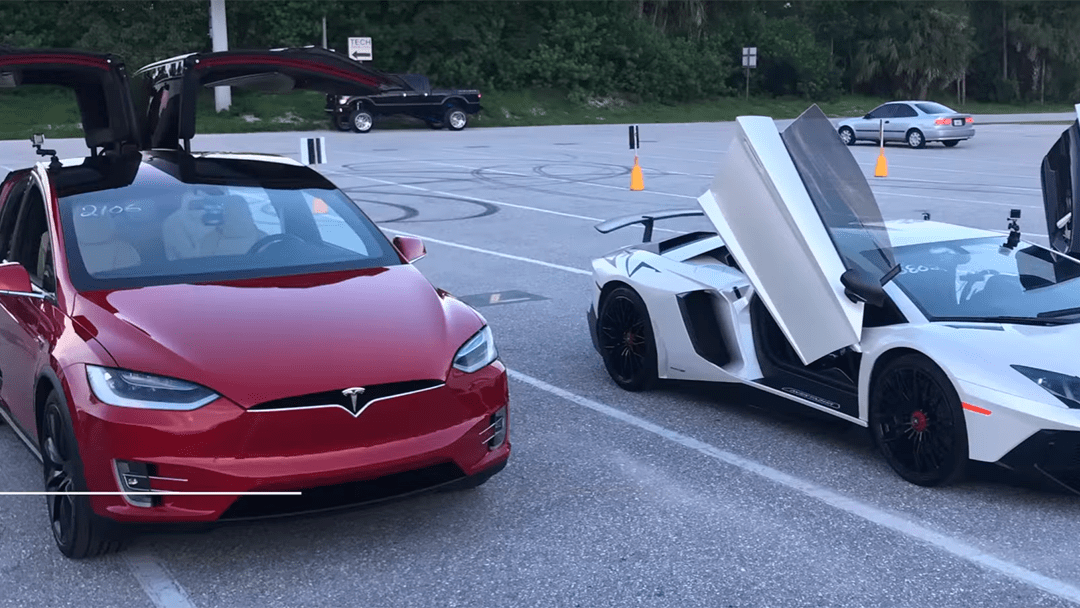 Tesla Model X překonává v akceleračním duelu Lamborghini Aventador lehké terénní vozidlo Tesla se ukázalo jako nejrychlejší ve své třídě. 10 Tesla Model X překonává v akceleračním duelu Lamborghini Aventador lehké terénní vozidlo Tesla se ukázalo jako nejrychlejší ve své třídě.