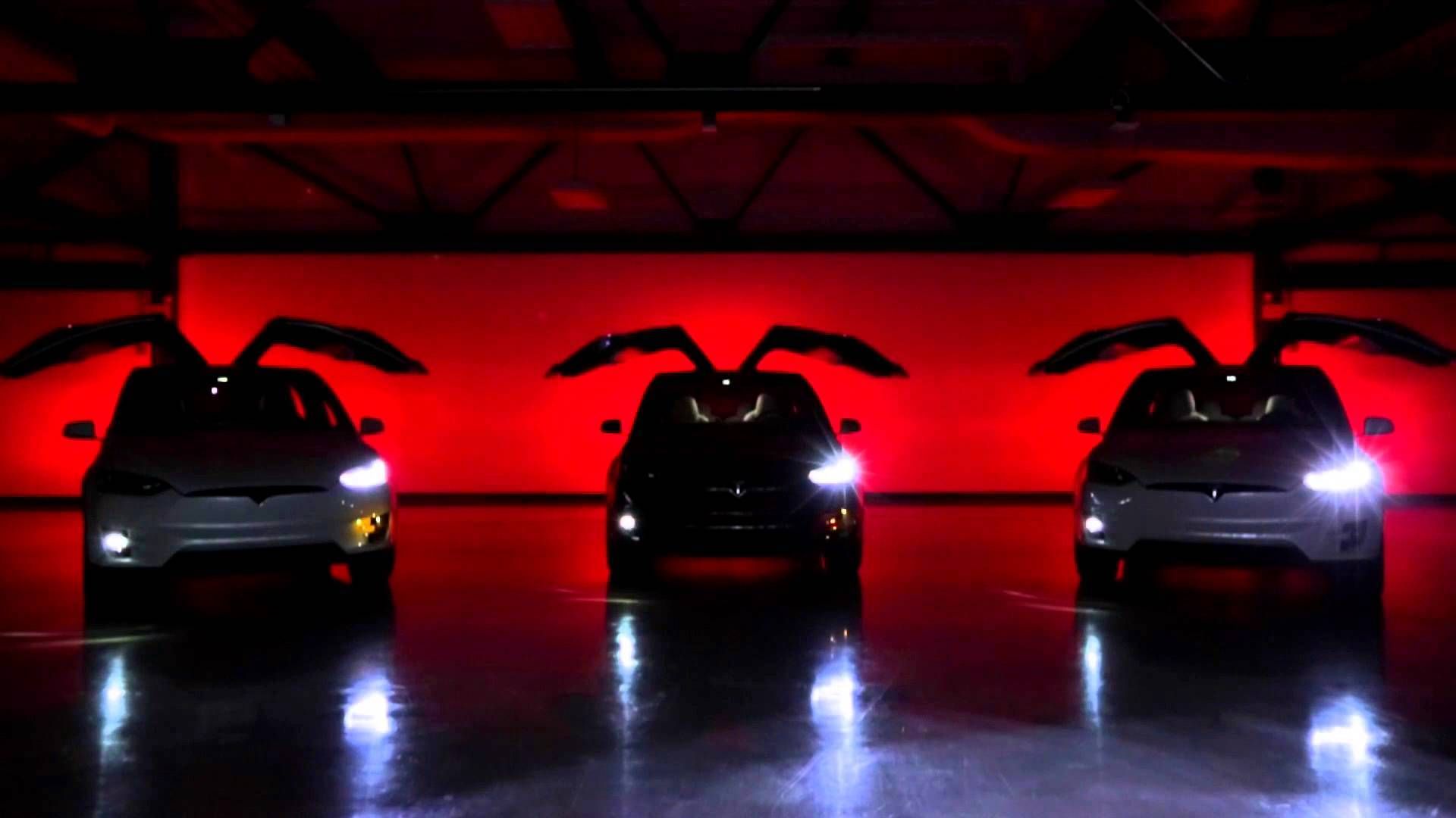 Tesla Motors slaví Vánoce choreografií Elona Muska Model Xs pro malou vánoční show. Zdá se, že žádná značka nezmešká data roku, a to zahrnuje ...