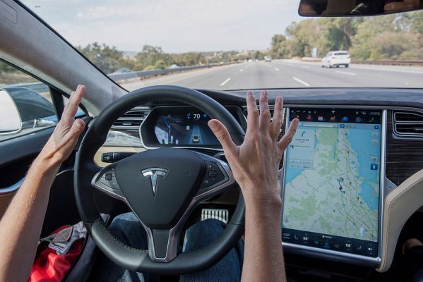 Tesla má funkci automatického nouzového vypnutí nové generace ... 2 Tesla má funkci automatického nouzového vypnutí nové generace ...