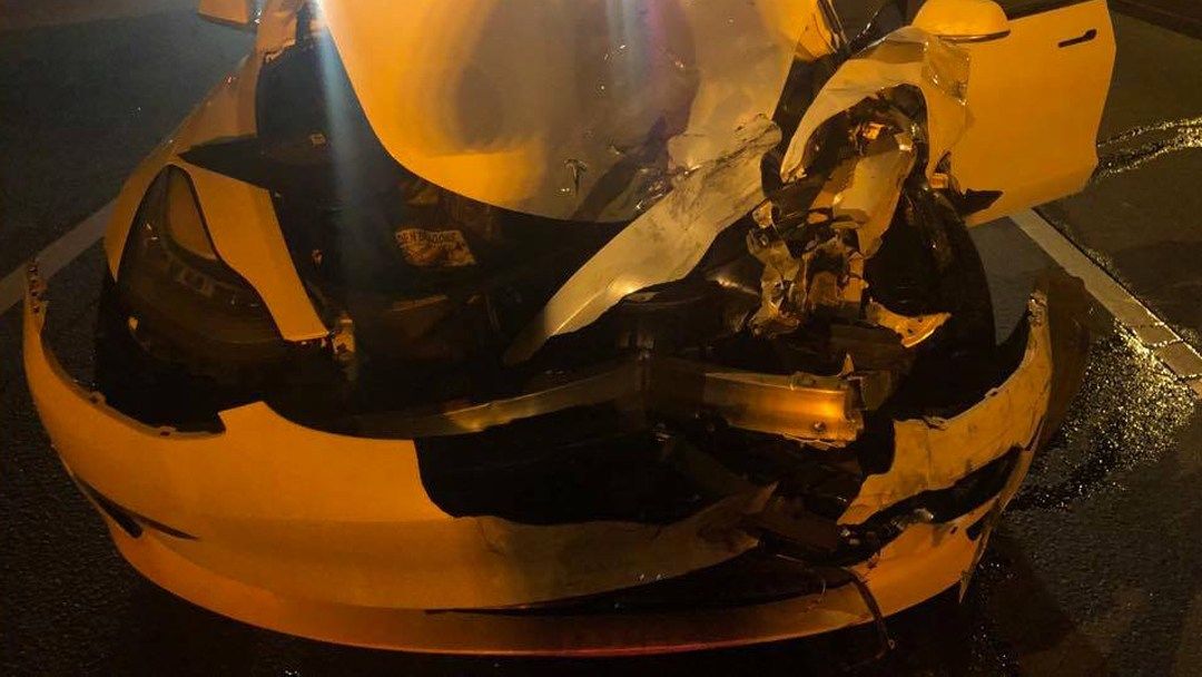 Tesla s použitím autopilota narazila do zaparkovaného policejního vozu Po nárazu do policejního vozu Model 3 pokračoval v pohybu a narazil do jiného vozidla. 4 Tesla s použitím autopilota narazila do zaparkovaného policejního vozu Po nárazu do policejního vozu Model 3 pokračoval v pohybu a narazil do jiného vozidla.
