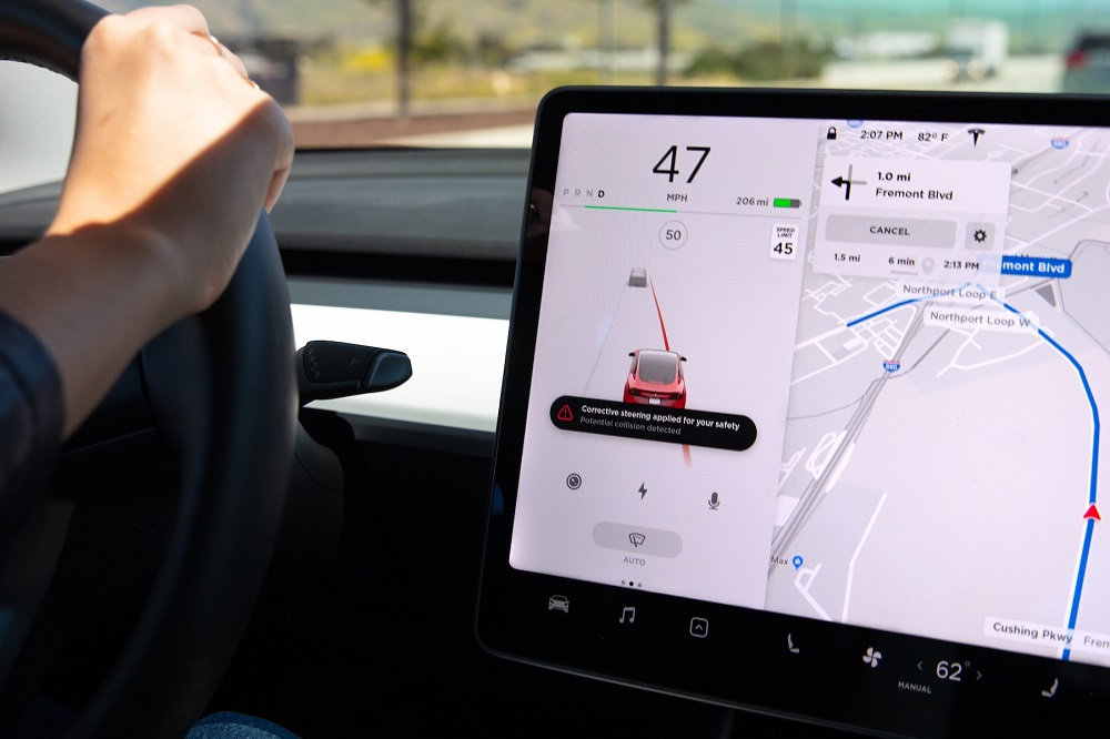 Tesla vydala dvě nové funkce, nové aktualizace softwaru ...