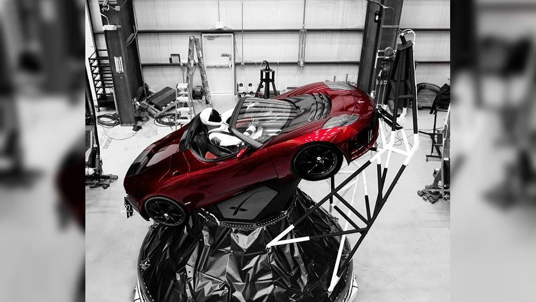 To je Tesla, kterou Elon Musk vypustí do vesmíru s raketou První hlavní zkouškou super rakety Falcon Heavy bude vynesení červeného sportovního vozu Elona Muska do vesmíru.