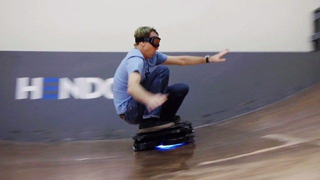 Tony Hawk jezdí na skutečném létajícím skateboardu Živá bruslařská legenda ukazuje, jak jezdit na létajícím skateboardu, jako je Marty McFly. Mnoho lidí si jistě pamatuje, jak jsme si před několika měsíci zlomili srdce -… 13 Tony Hawk jezdí na skutečném létajícím skateboardu Živá bruslařská legenda ukazuje, jak jezdit na létajícím skateboardu, jako je Marty McFly. Mnoho lidí si jistě pamatuje, jak jsme si před několika měsíci zlomili srdce -…