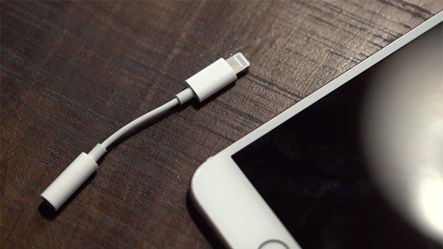 Toto video ukazuje možnost, že by Apple Lightning Headphone Adapter mohl místo toho nahradit 3,5mm jack pro sluchátka Apple za Lightning jack. Je to jedna z nejsilnějších pověstí a je téměř vždy opravená ...