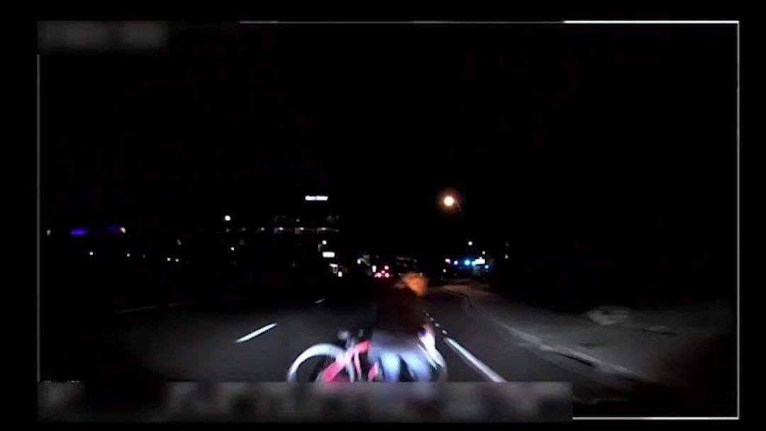 Toto video ukazuje okamžik, kdy autonomní auto Uber zasáhlo ženu. Arizonská policie zveřejnila video srážky, které ukazuje, jak je technik Uber rozptýlen.