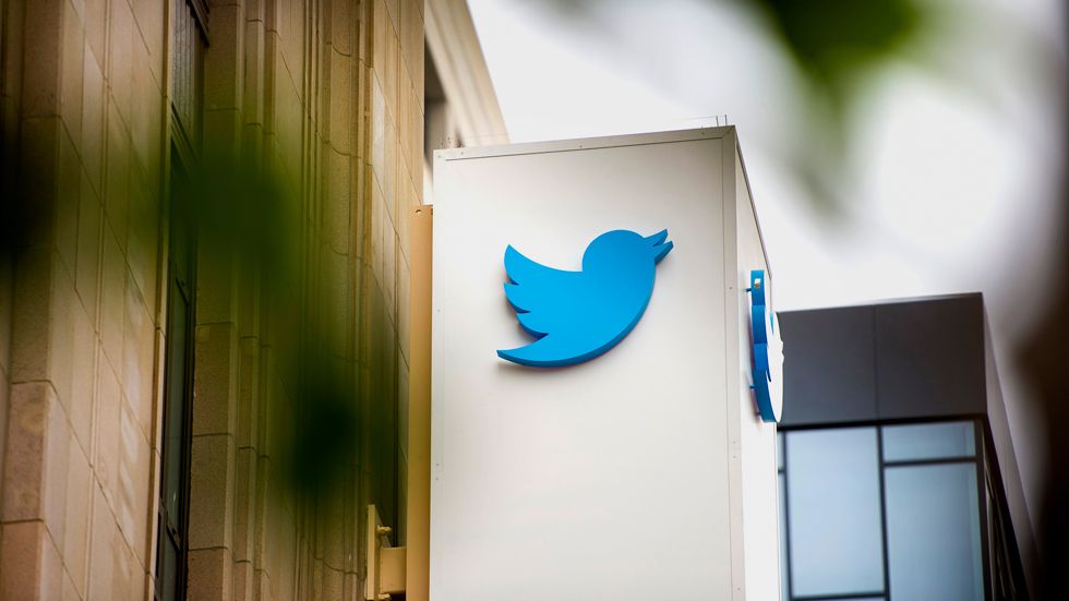 Twitter najímá nového produktového manažera, který Twitter nepoužívá. Nový viceprezident produktu zveřejnil pouze 143 tweetů. Twitter je v období změn. V zoufalé snaze neusnout společnost čelí mnoha stížnostem.