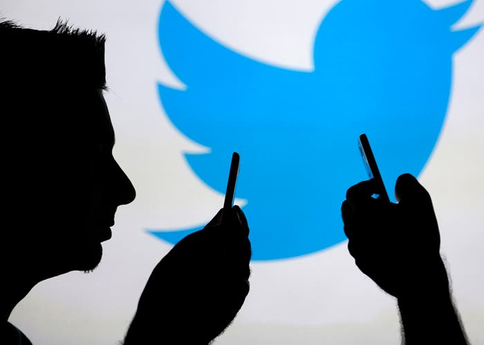 Twitter potvrdil nový tmavý režim, který šetří více baterie 4 lidé na Twitteru