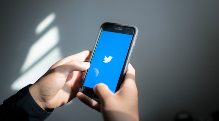 Twitter říká, že útočníci stáhli data z osmi účtů.