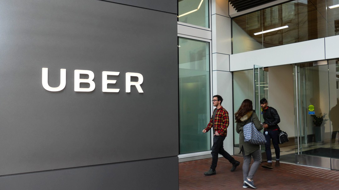 Uber měl jeden z nejhorších debutů na akciovém trhu v historii. Akcie společnosti nákladních vozidel od počátečního IPO sotva poklesly.