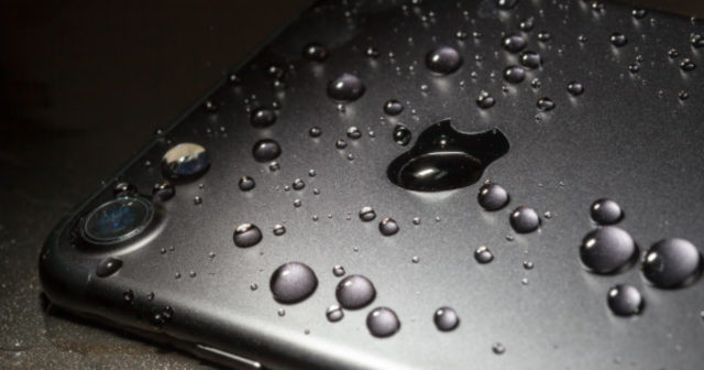 iPhone s vodou.