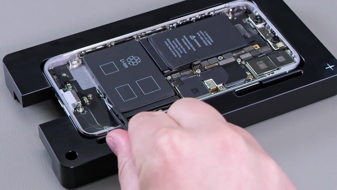 Unikly interní výukové programy společnosti Apple týkající se oprav iPhonů a počítačů Mac. Videa ukazují krok za krokem, jak opravit některé součásti zařízení iPhone X, iMac Pro a MacBook Pro.
