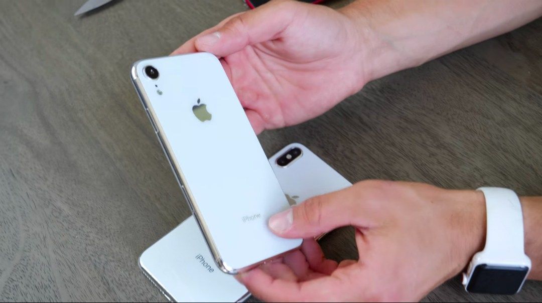 Úniky videa ukazující, jak bude vypadat příští iPhone Video na YouTube ukazuje design toho, jaký by mohl být příští iPhone 9 a další iPhone X.