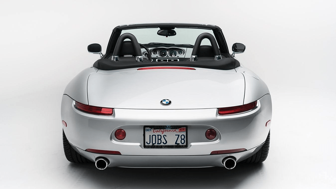 V aukci bude k dispozici BMW Z8, jehož vlastníkem je Steve Jobs. Mezi jeho kuriozity patří také mobilní telefon Motorola. 17 V aukci bude k dispozici BMW Z8, jehož vlastníkem je Steve Jobs. Mezi jeho kuriozity patří také mobilní telefon Motorola.