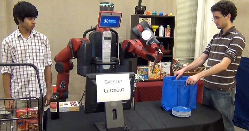 Vědci učí robota držet nůž. Výzkumníci z Cornellovy univerzity na základě algoritmů učí stroj, který manipuluje s nebezpečnými předměty, aby se vyhnuli neštěstím, když jsou lidé poblíž. 5 Vědci učí robota držet nůž. Výzkumníci z Cornellovy univerzity na základě algoritmů učí stroj, který manipuluje s nebezpečnými předměty, aby se vyhnuli neštěstím, když jsou lidé poblíž.