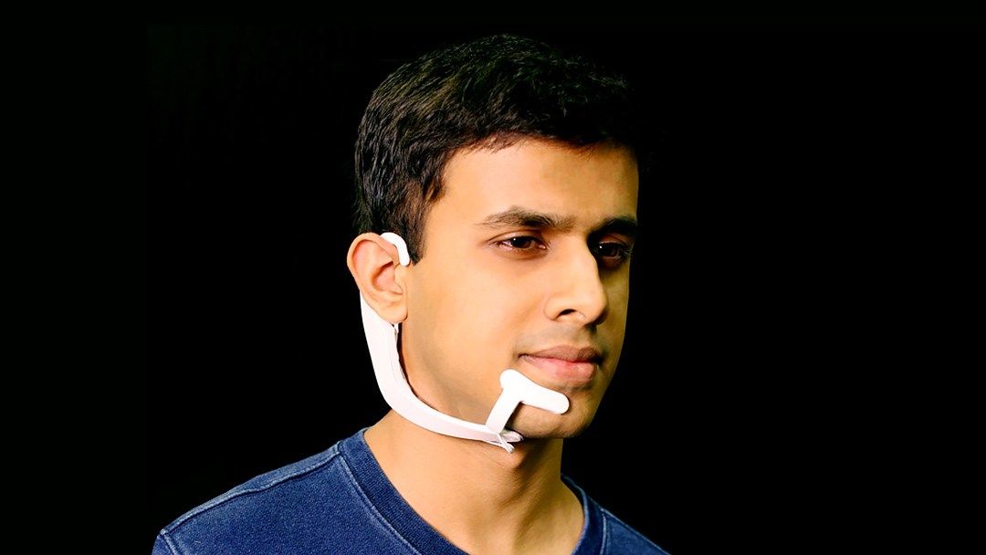 Vědci z MIT vyvinuli systém, který „telepaticky“ komunikuje se stroji. AlterEgo dokáže měřit neuromuskulární signály ze subvokalizace a převádět je na příkazy pro zařízení. 3 Vědci z MIT vyvinuli systém, který „telepaticky“ komunikuje se stroji. AlterEgo dokáže měřit neuromuskulární signály ze subvokalizace a převádět je na příkazy pro zařízení.