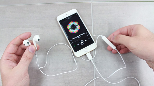 Video ukazuje, co by mohla být nová sluchátka Lightning zařízení iPhone 7. Nezdá se, že by sluchátka prošla nějakými radikálními změnami, ale překonávají 3,5 milimetrový konektor. Jen pár měsíců po zjištění, co se stalo ...