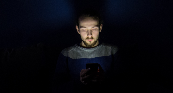 Virus WhatsApp varuje před používáním smartphonu ve tmě