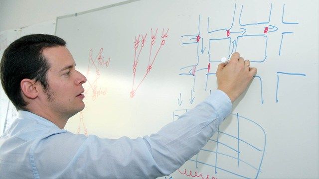 Výzkumník UNAM vyvíjí inovativní program inteligentního semaforu Nový systém vyvinutý v UNAM umožňuje semaforům „rozhodnout“, zda je vhodné použít červené nebo zelené světlo při plavbě ...