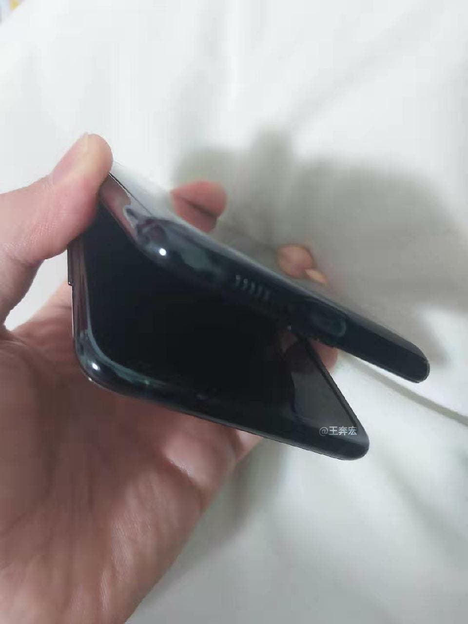 Z dalšího skládacího telefonu Samsung unikly první skutečné obrázky Z dalsiho skladaciho telefonu Samsung unikly prvni skutecne obrazky