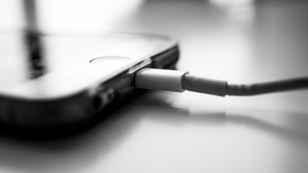 iOS 11.3 vám umožňuje zvolit, zda bude váš starý iPhone běžet pomaleji, aby šetřil baterii. Nyní budete zodpovědní za zpomalení zařízení, aby vaše baterie vydržela déle.